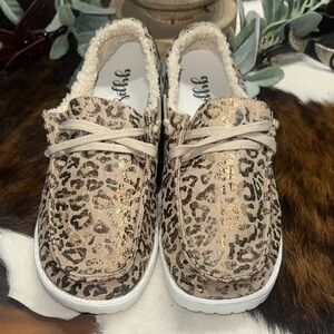 NWOT Gypsy Jazz  metallic Leopard Print Flats with Gold Highlights